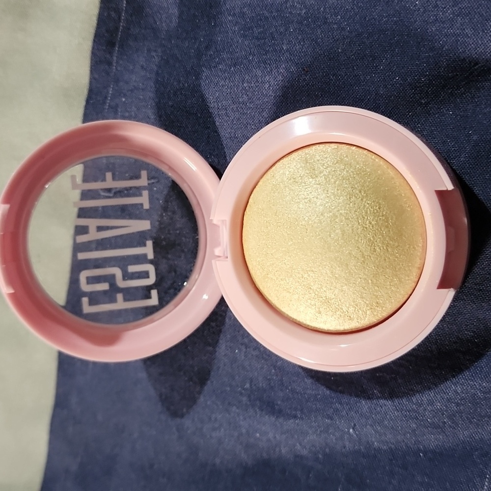 Baked highlighter powder